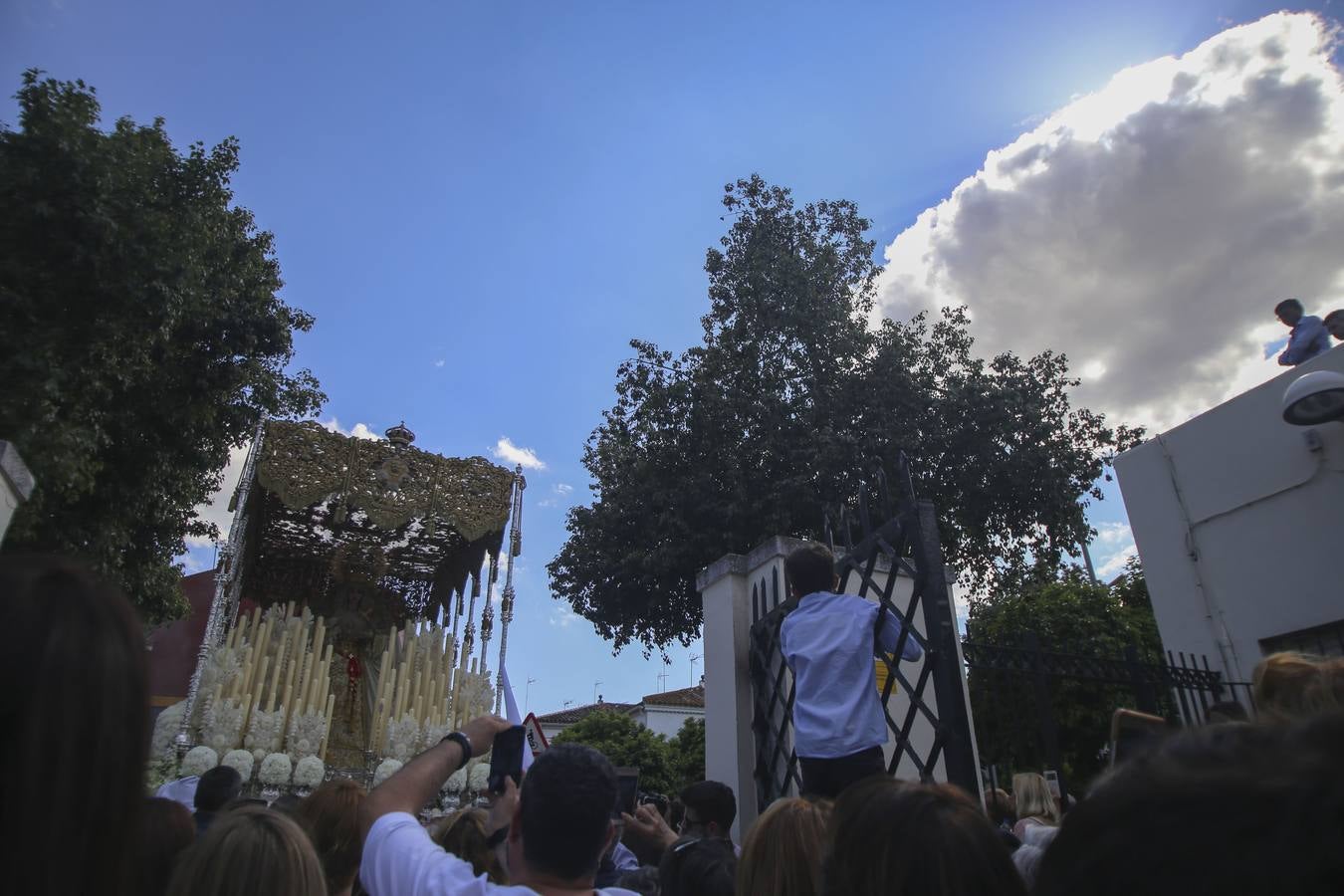En imágenes, Triana acompaña a San Gonzalo este Lunes Santo