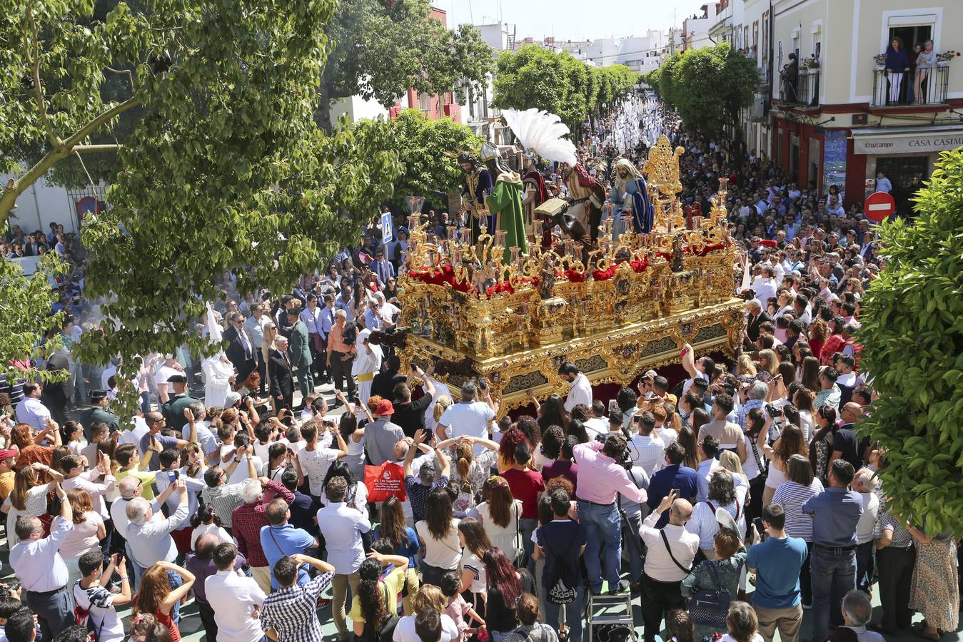 En imágenes, Triana acompaña a San Gonzalo este Lunes Santo