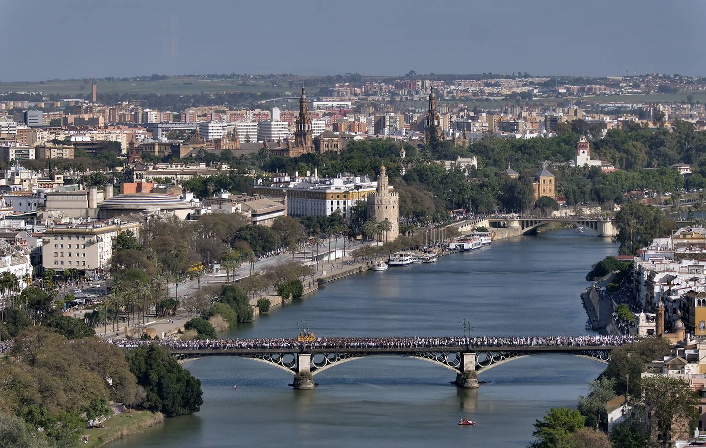 En imágenes, Triana acompaña a San Gonzalo este Lunes Santo