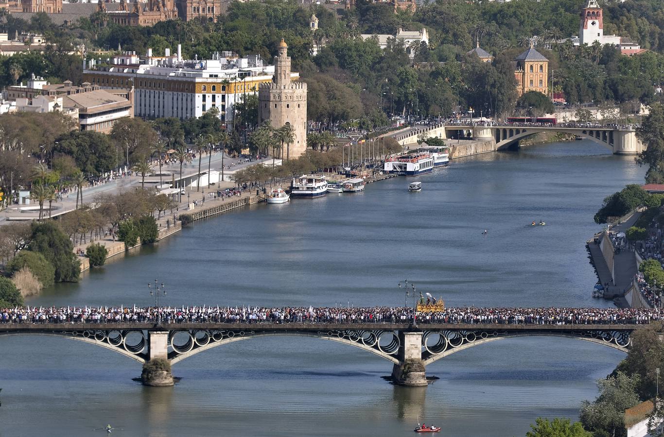 En imágenes, Triana acompaña a San Gonzalo este Lunes Santo