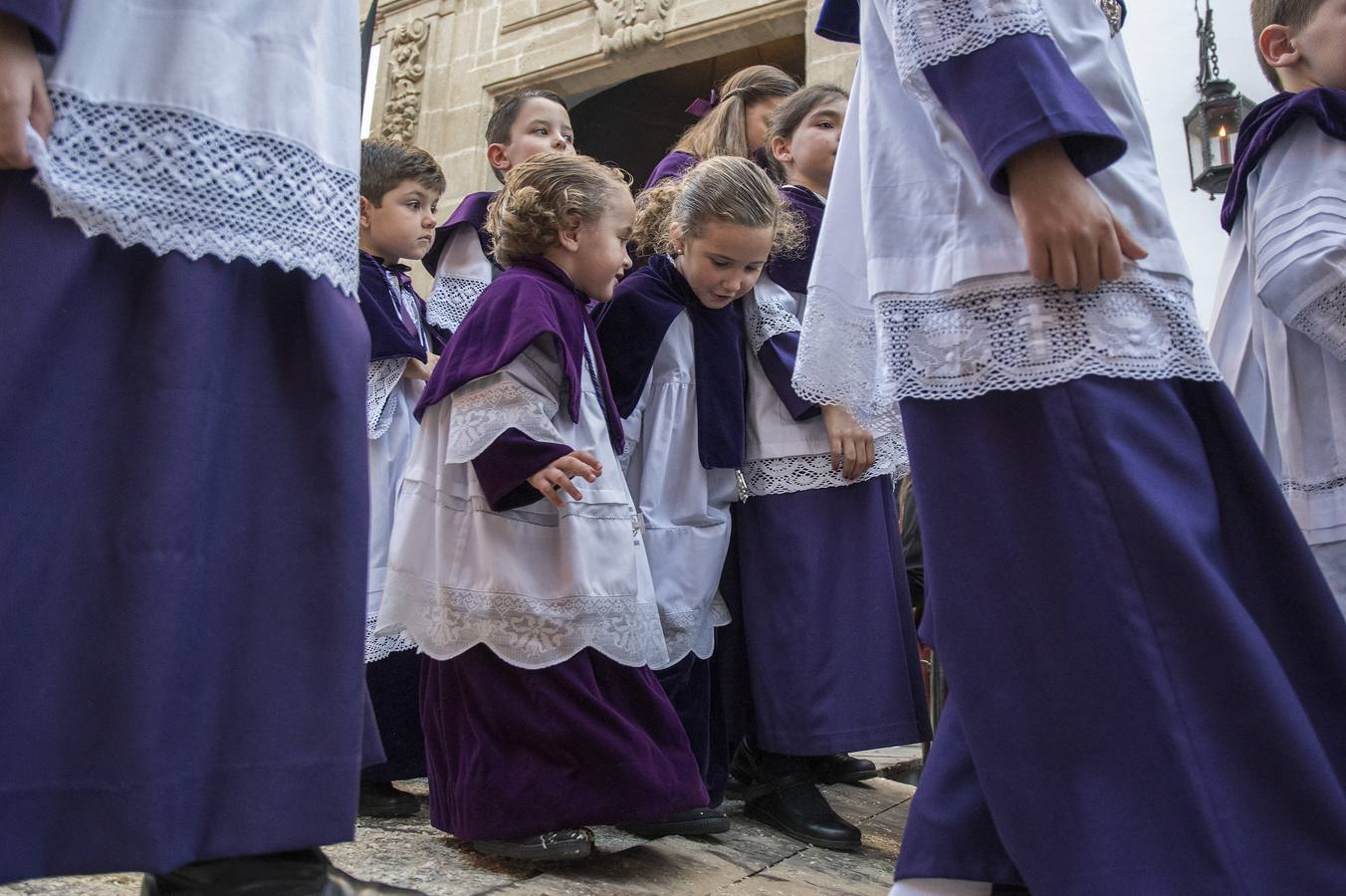 En imágenes, desfile procesional de la hermandad de Santa Cruz el Martes Santo