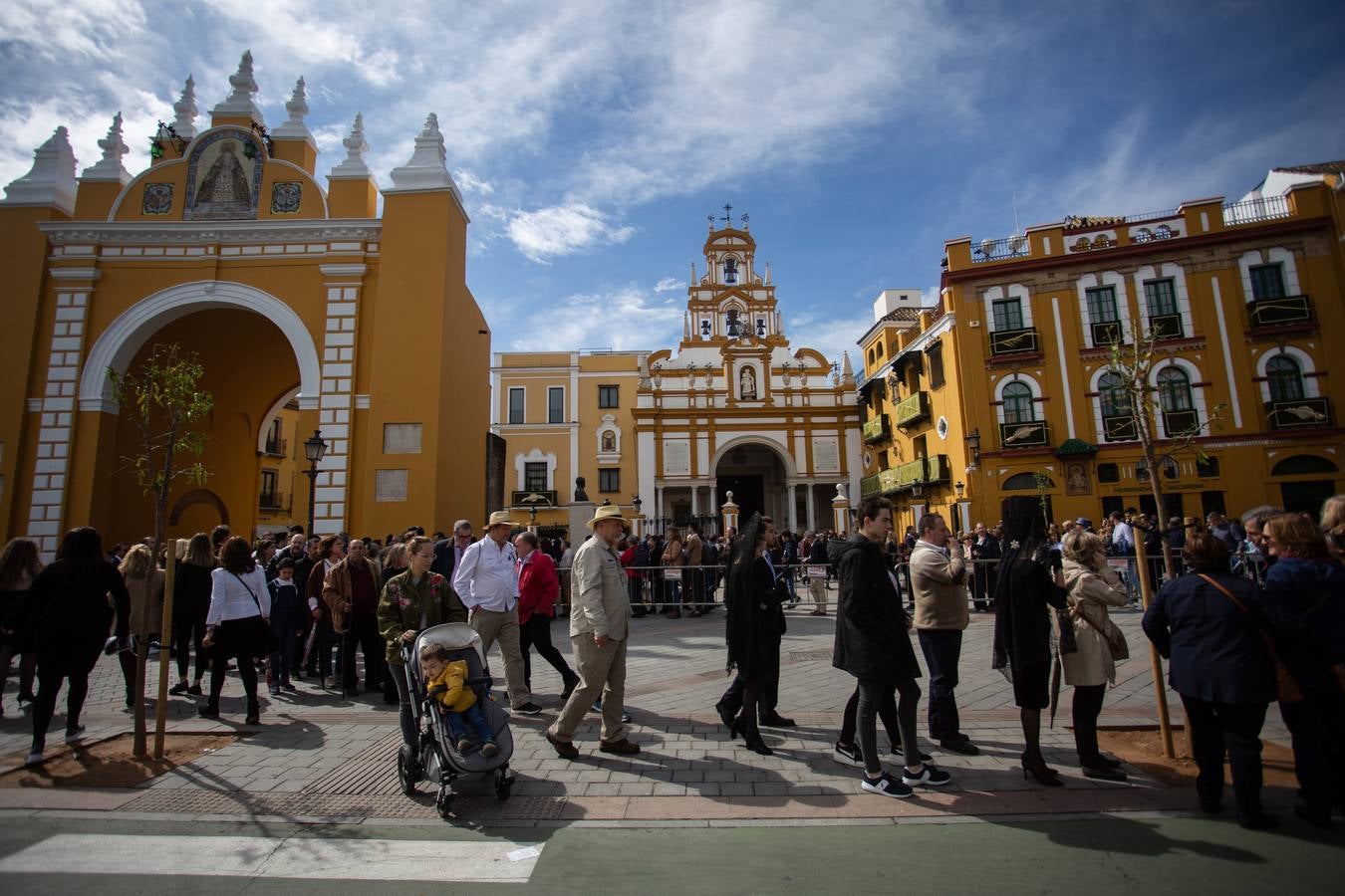 Los fieles se acercan hasta la Basílica de la Macarena