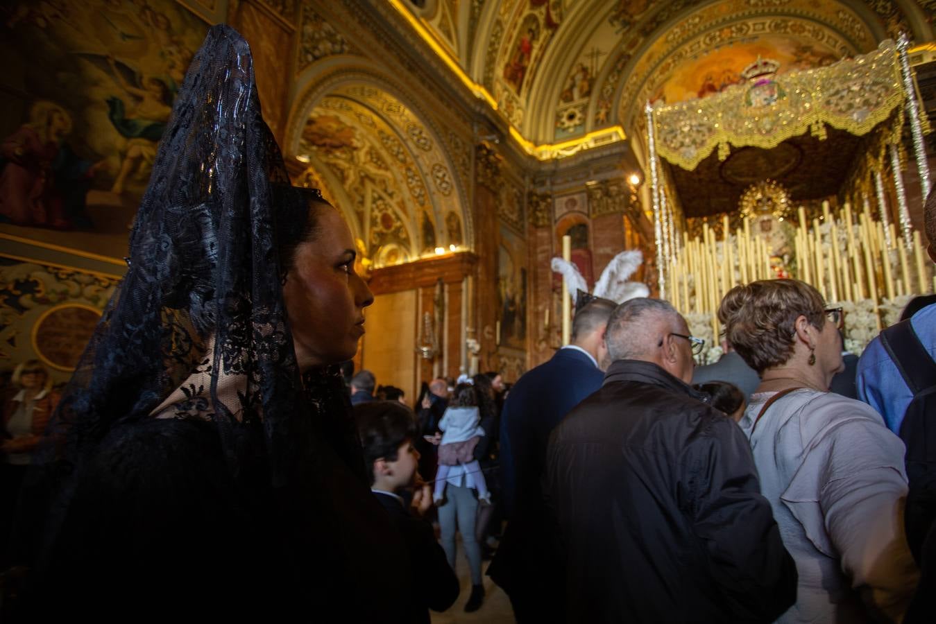 Los fieles se acercan hasta la Basílica de la Macarena