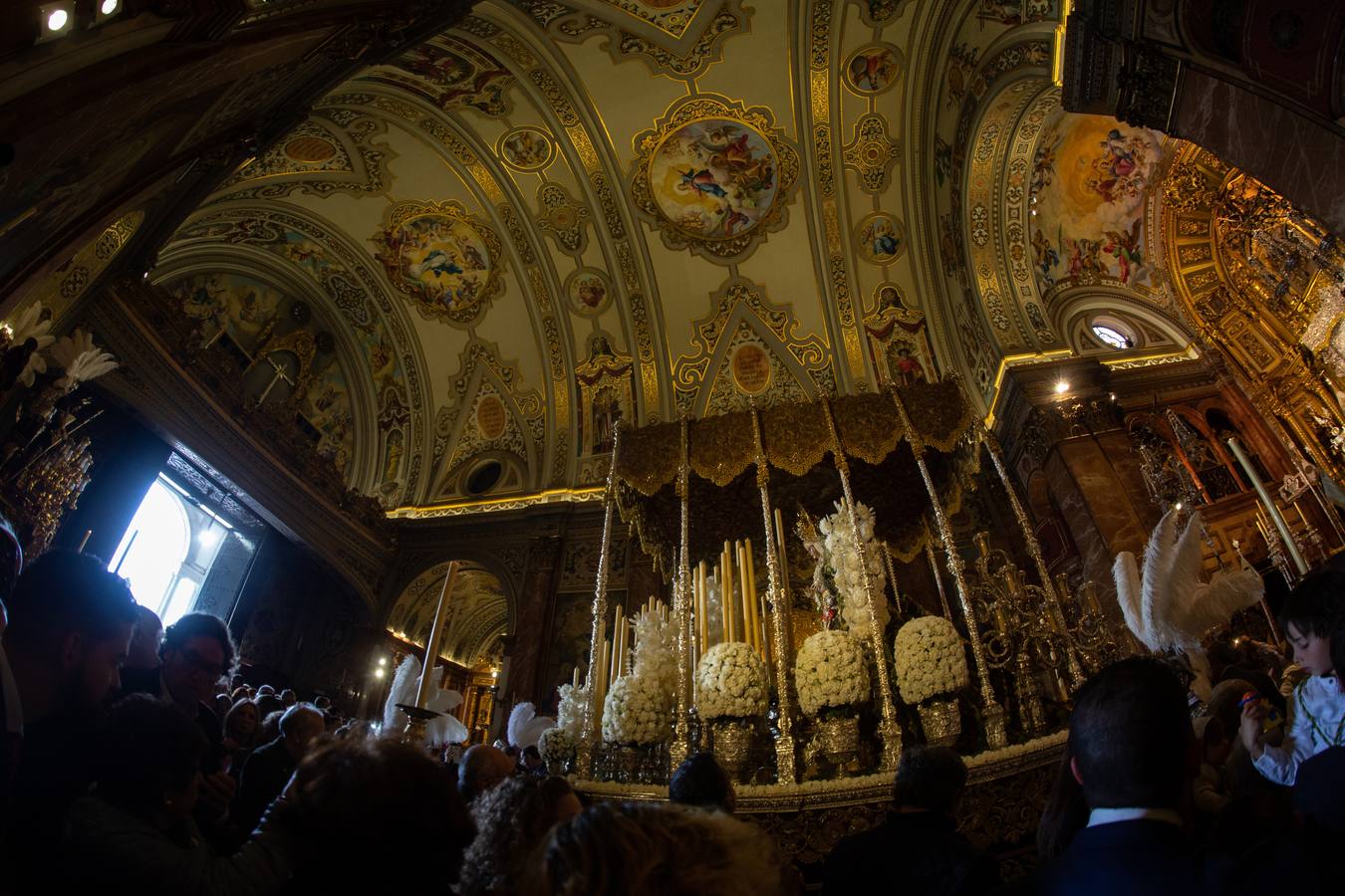 Los fieles se acercan hasta la Basílica de la Macarena