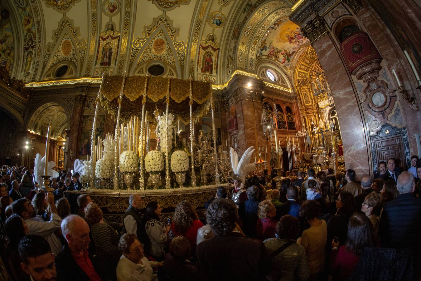 Los fieles se acercan hasta la Basílica de la Macarena