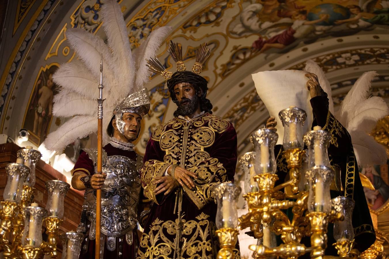 Los fieles se acercan hasta la Basílica de la Macarena
