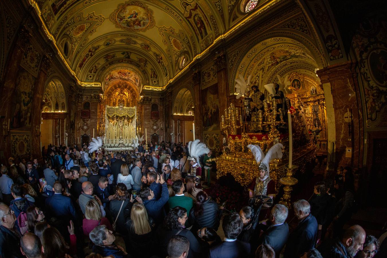 Los fieles se acercan hasta la Basílica de la Macarena