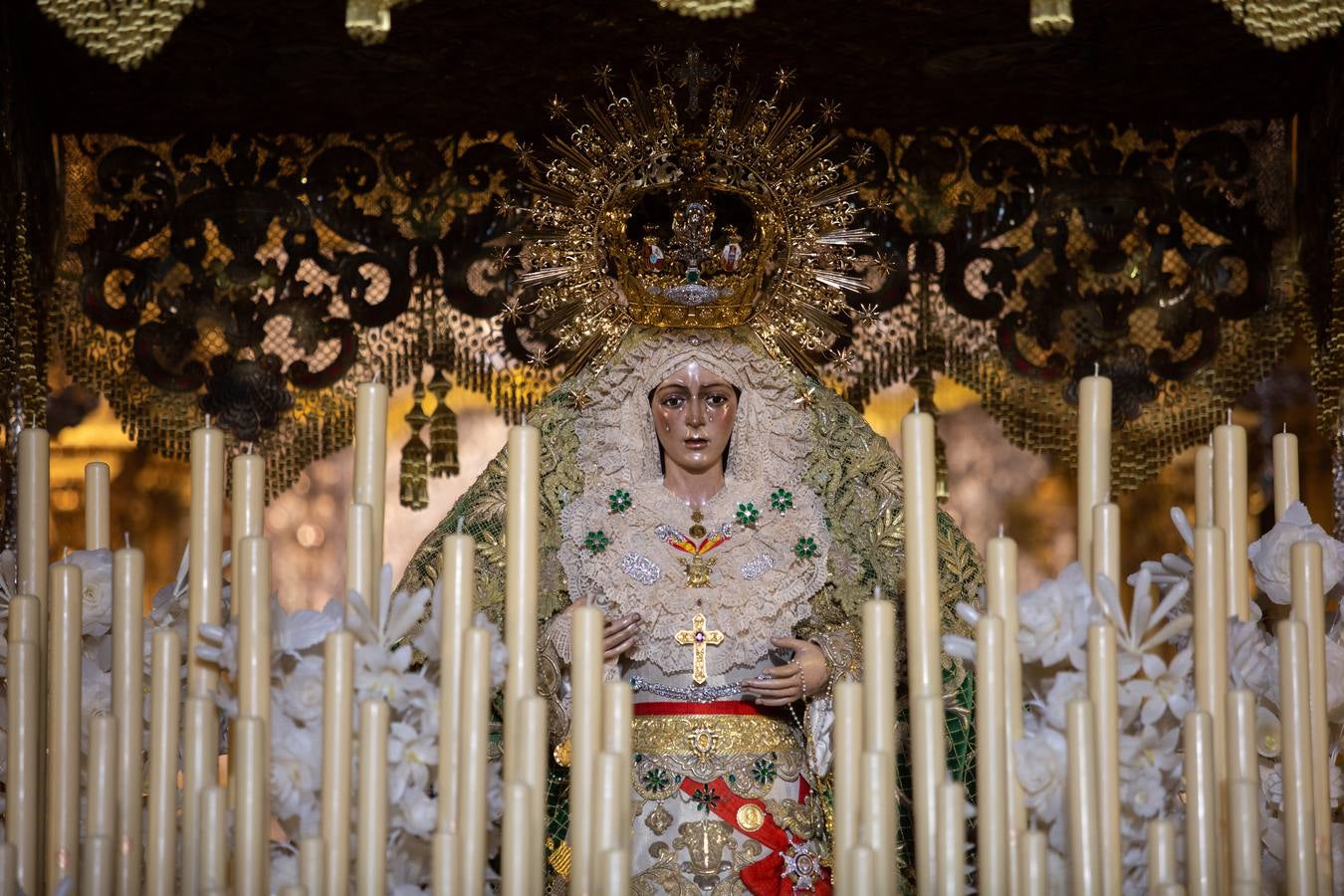 Los fieles se acercan hasta la Basílica de la Macarena