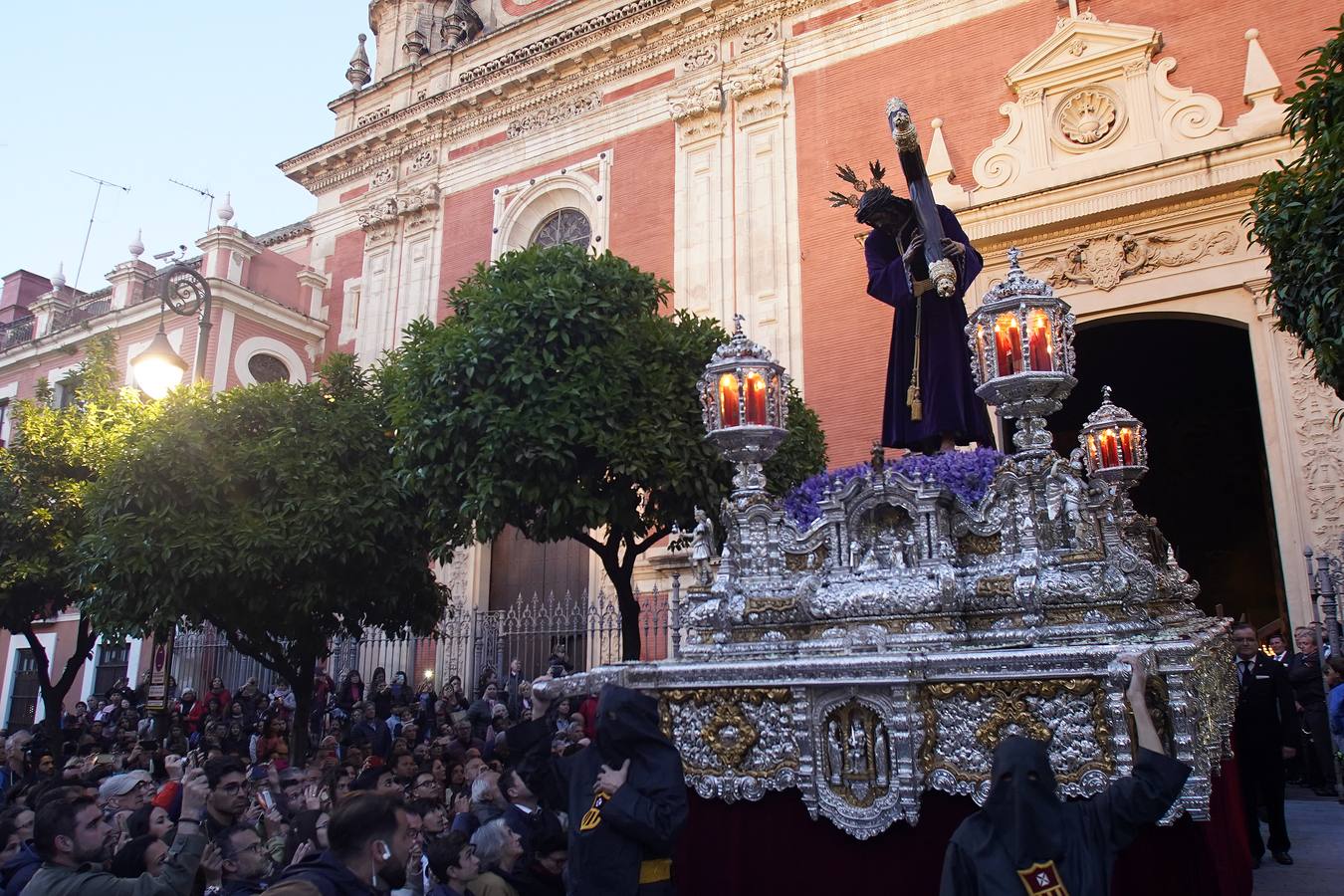 Fervor y emoción en la salida de la hermandad de Pasión