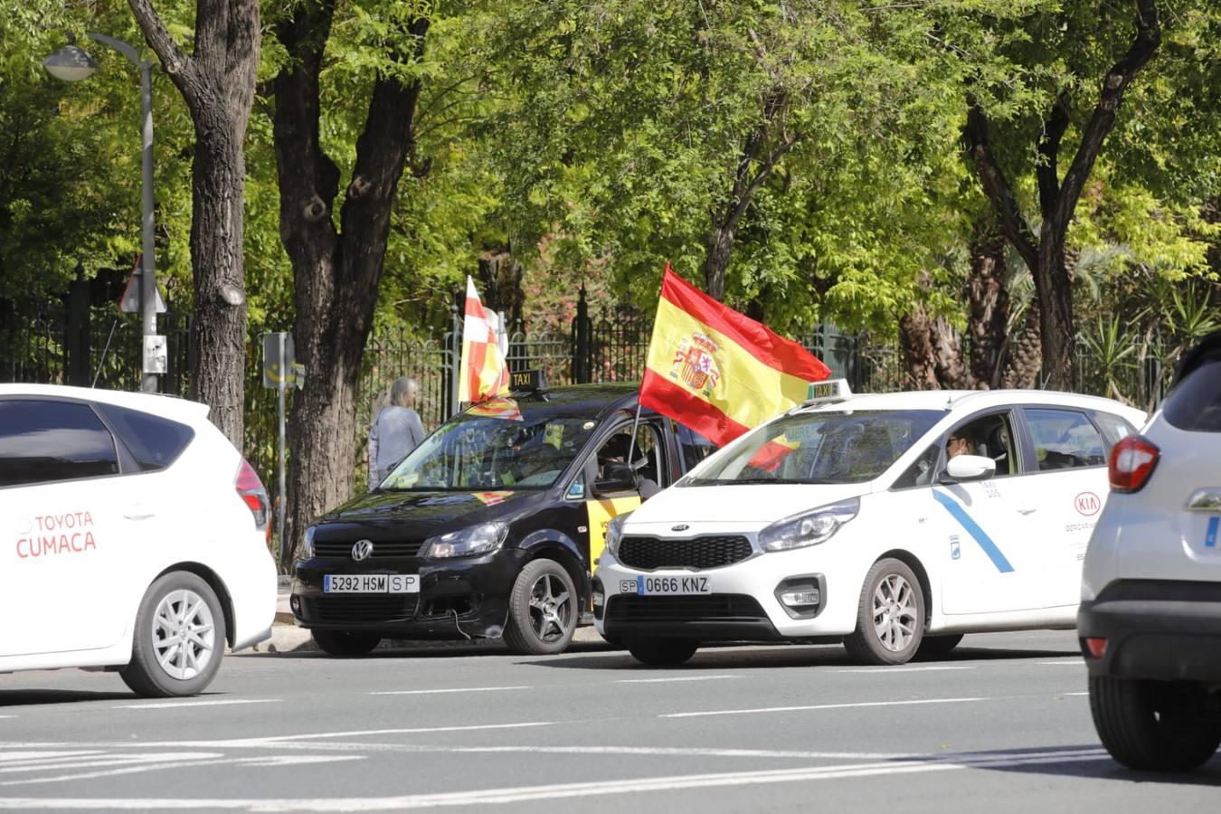 La protesta de los taxistas por las calles de Sevilla, en imágenes
