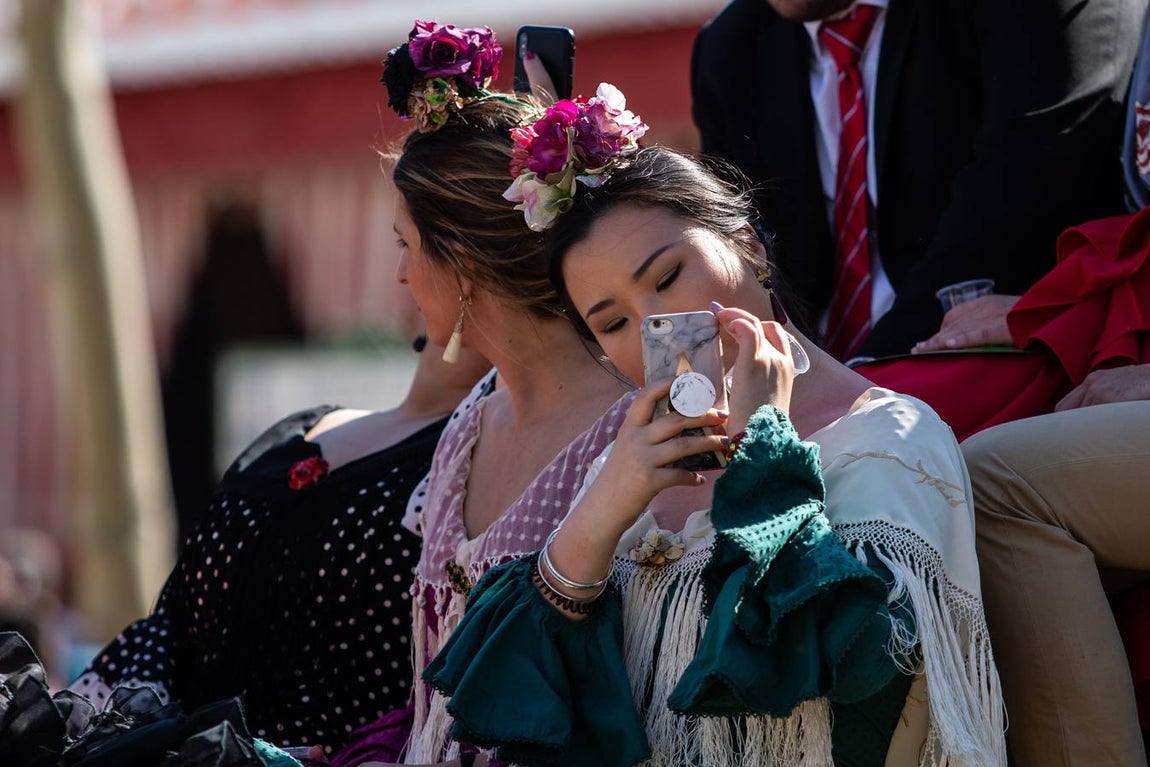 Feria de Sevilla: Vibrante y colorido domingo en el real