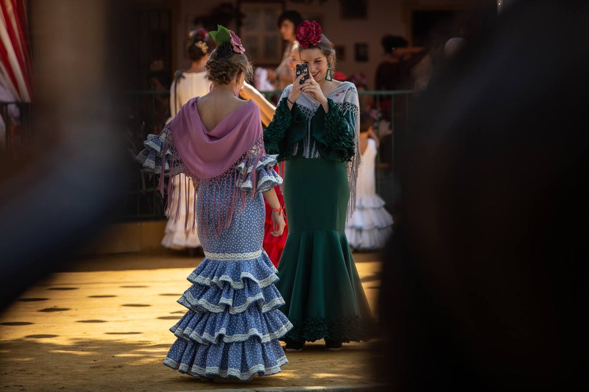 Feria de Sevilla: Vibrante y colorido domingo en el real