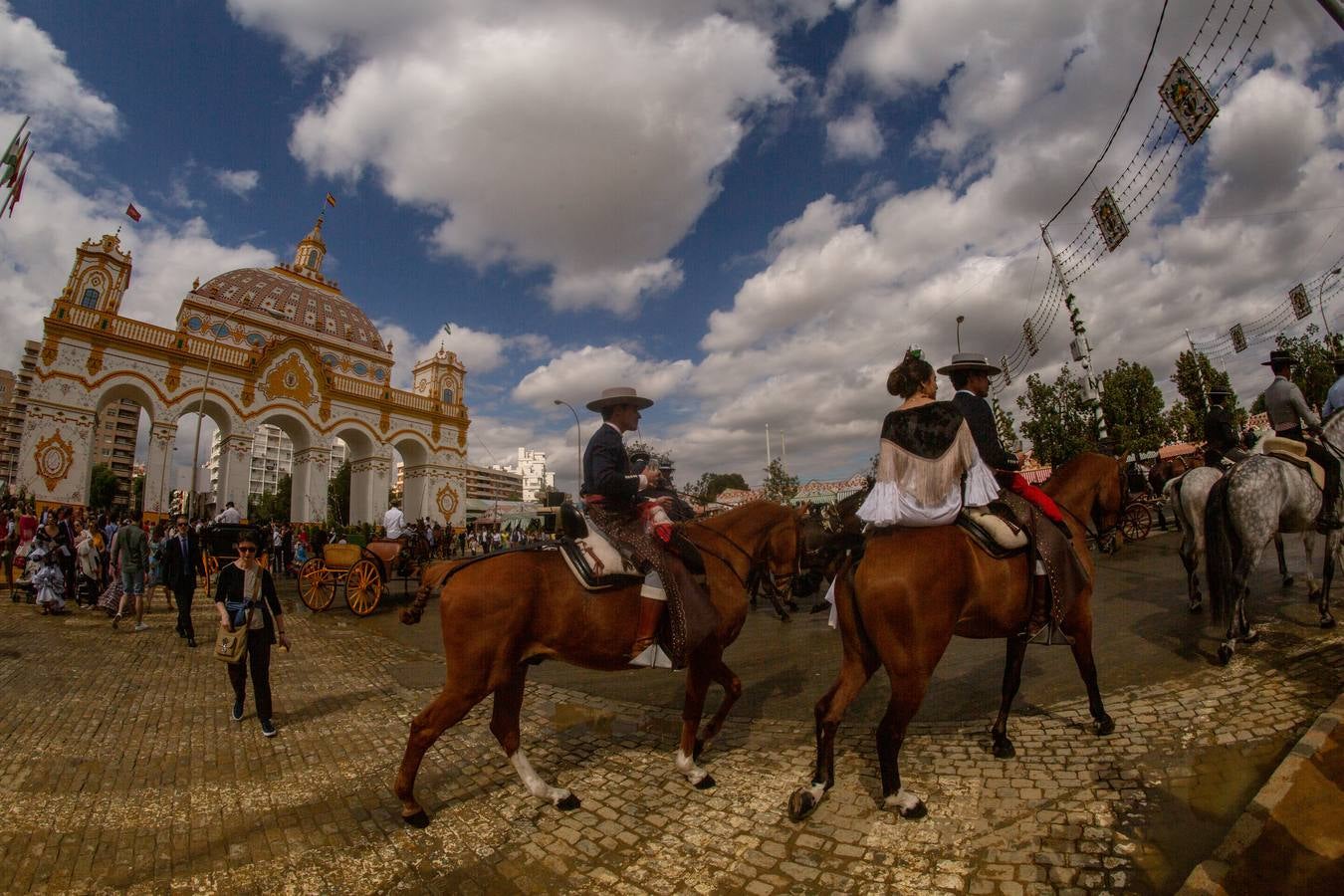 Galería: Jueves, un día perfecto para disfrutar de la Feria de Abril de Sevilla 2019