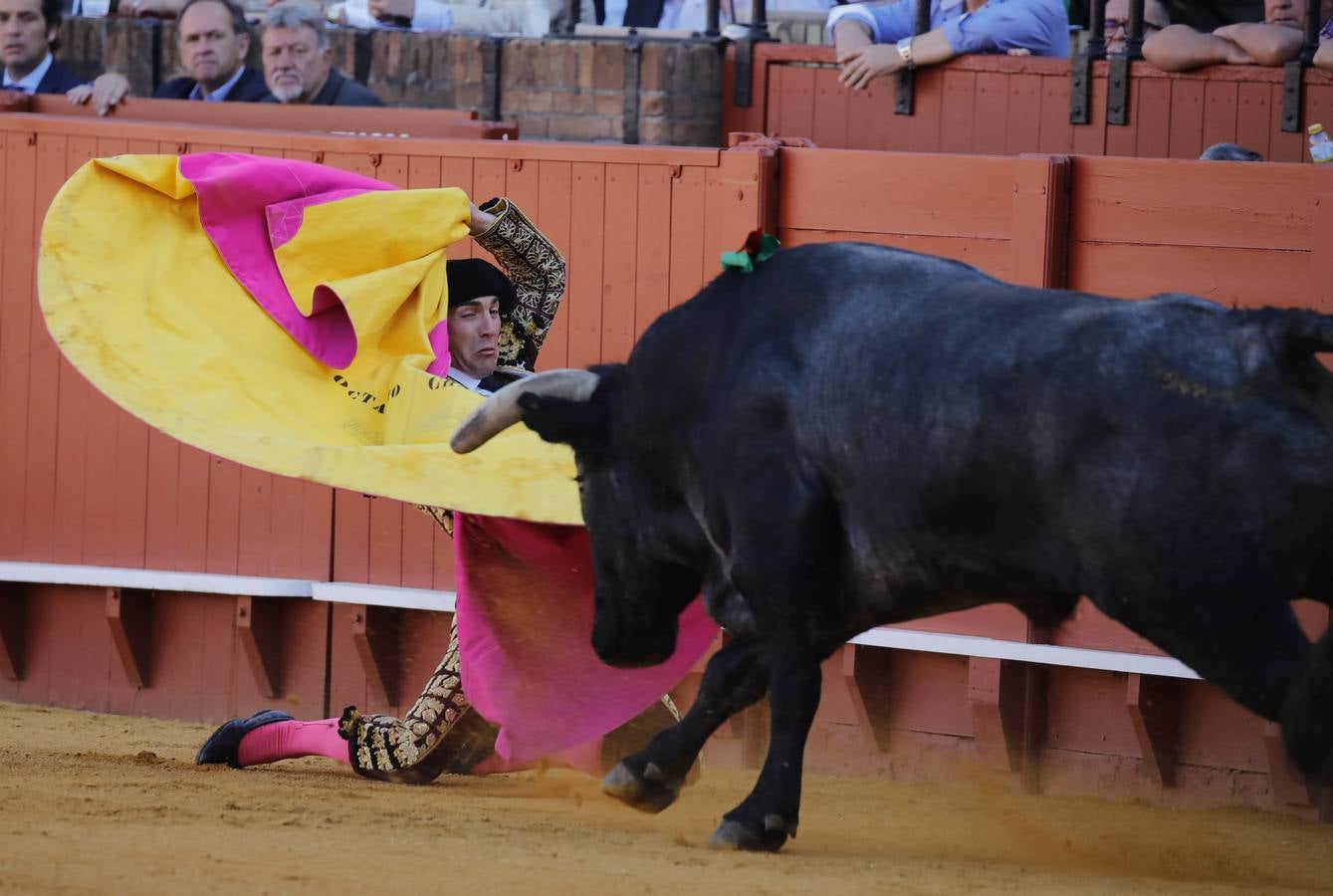 Los miuras ponen a prueba a Chacón, Castella y Moral en la Maestranza