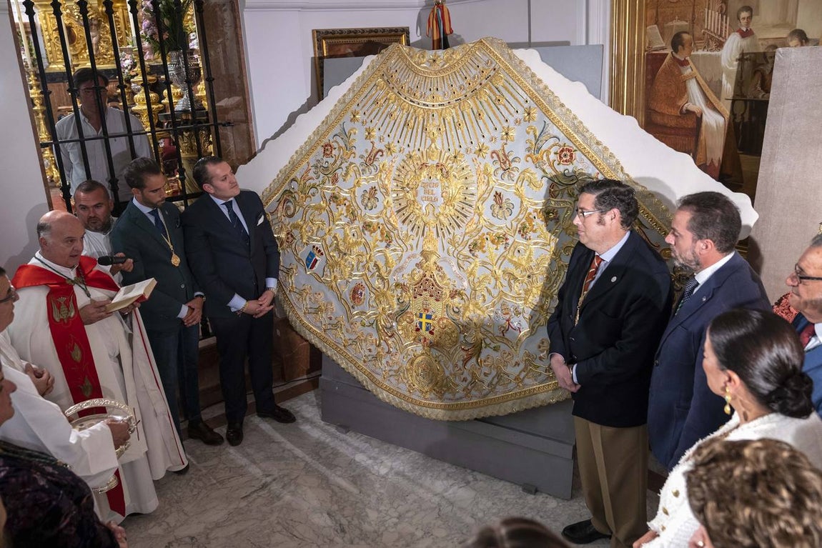 Las imágenes de la bendición del nuevo traje de la Virgen del Rocío