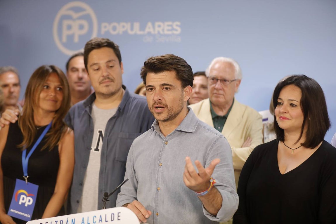 Rostros serios en la sede del PP en Sevilla