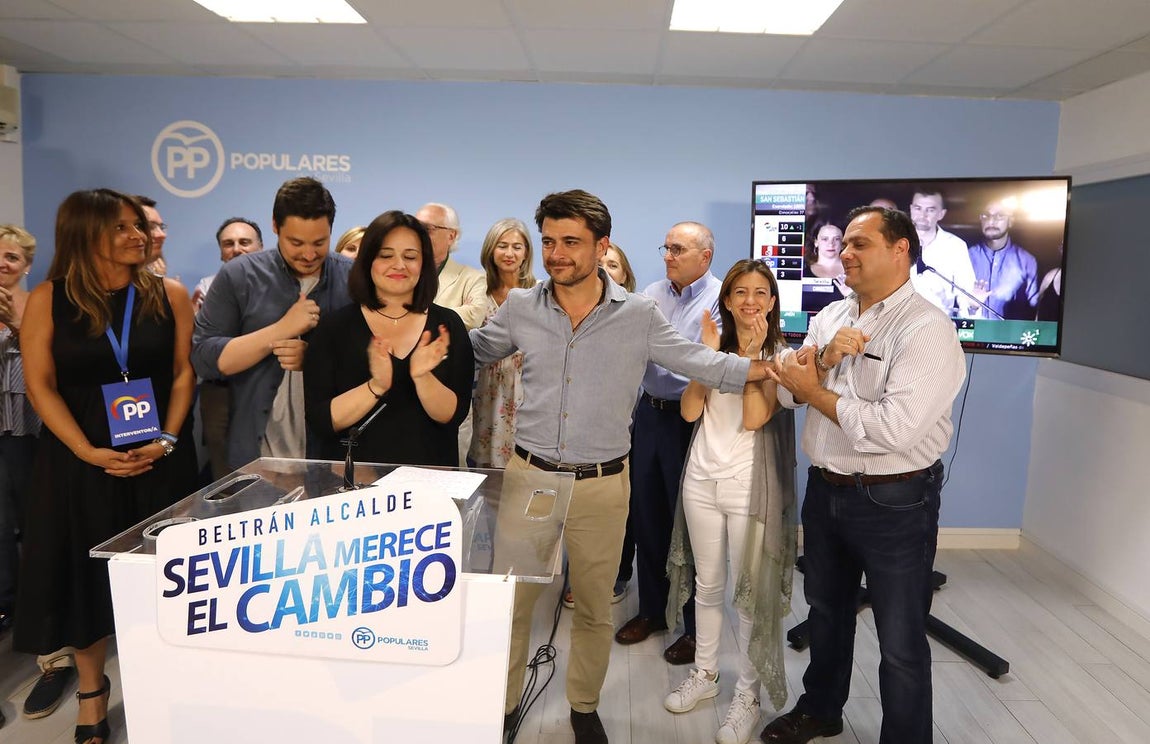 Rostros serios en la sede del PP en Sevilla