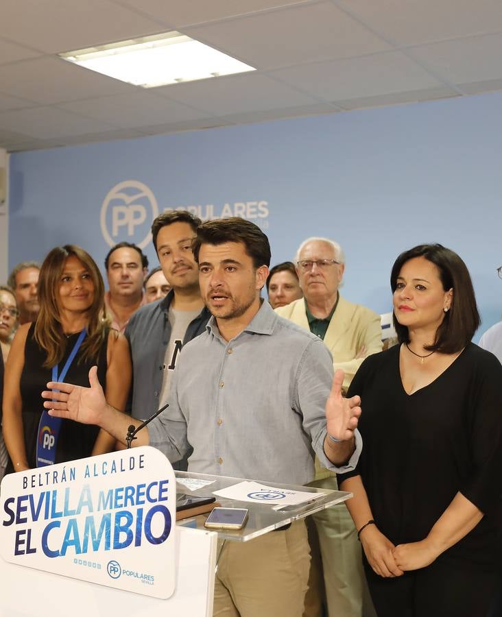 Rostros serios en la sede del PP en Sevilla