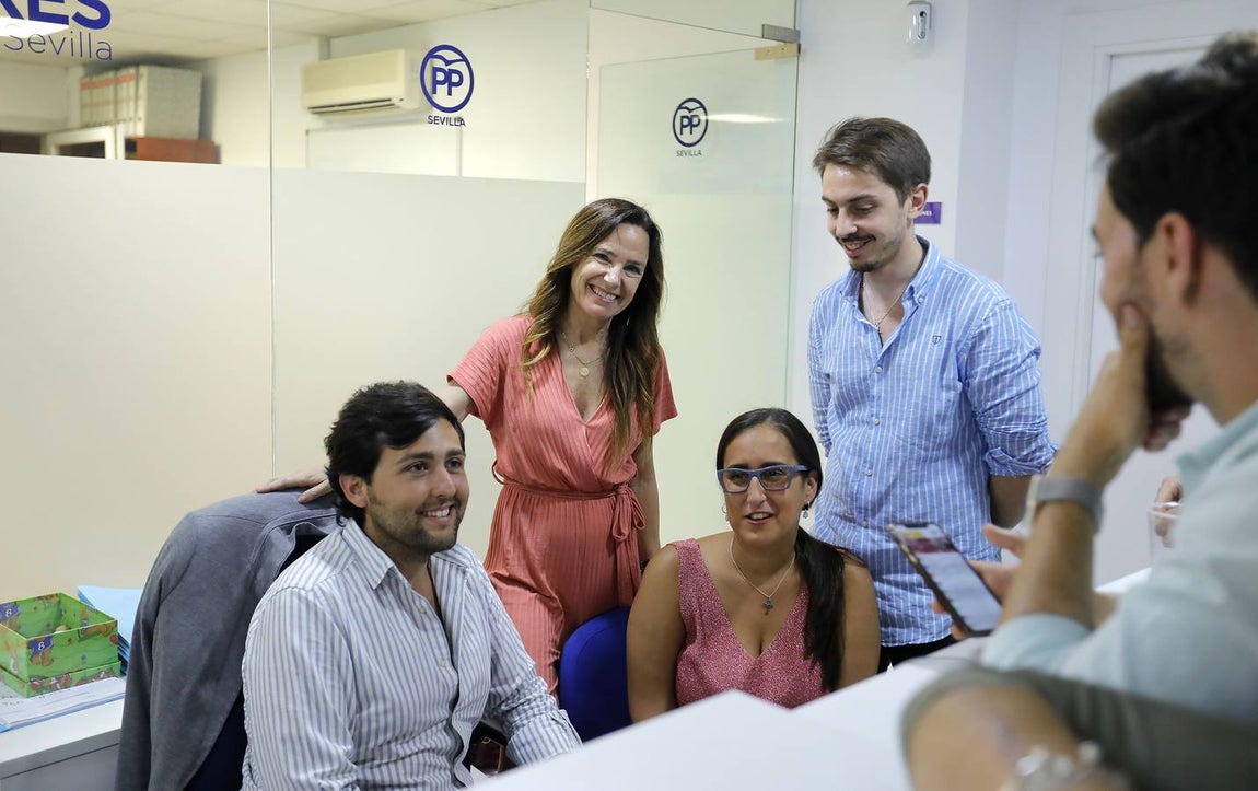 Rostros serios en la sede del PP en Sevilla