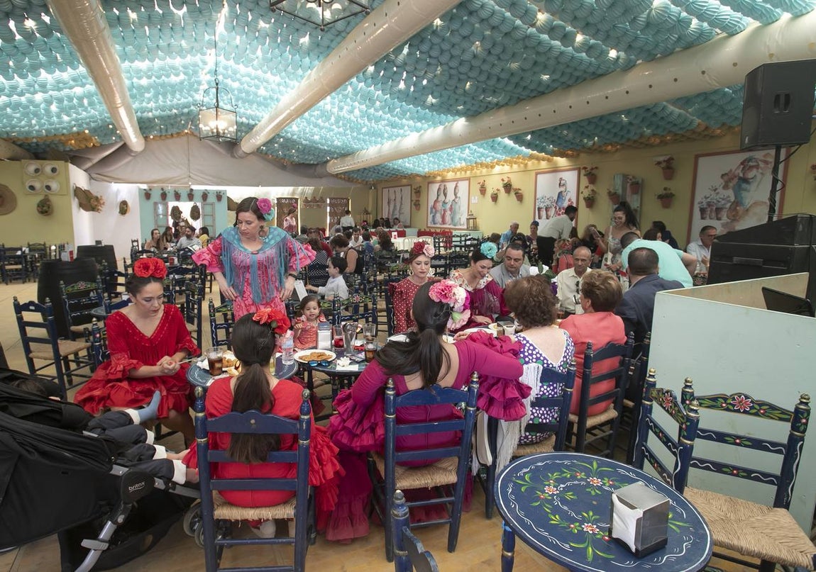 El ambiente del viernes en las casetas de la Feria de Córdoba, en imágenes