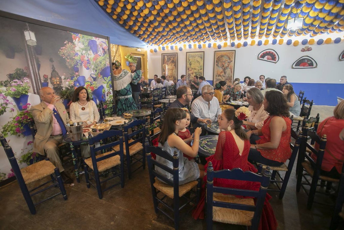 El ambiente del viernes en las casetas de la Feria de Córdoba, en imágenes