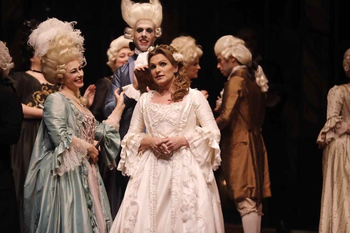 En imágenes, la ópera «Andrea Chénier», un amor trágico en el Teatro de la Maestranza