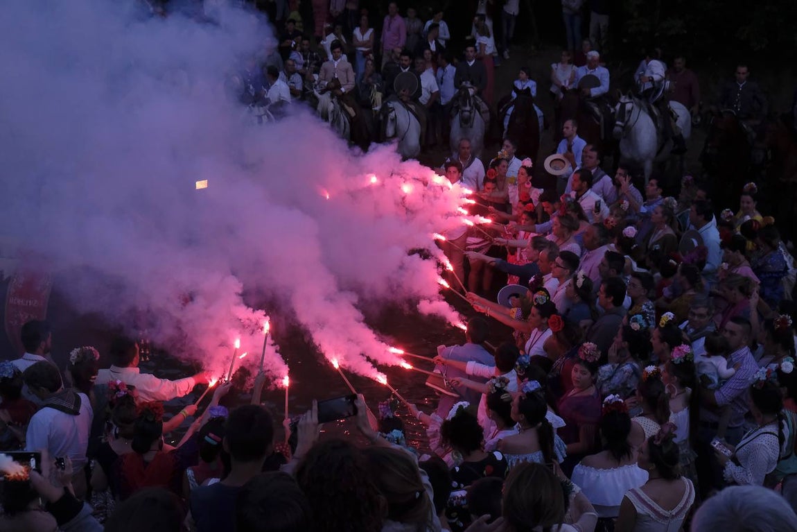 La Hermandad del Rocío de Aznalcázar cruza el Quema a la luz de las antorchas