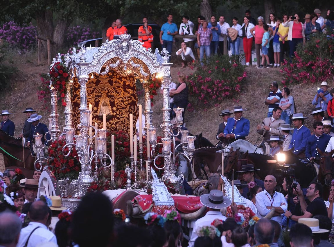 La Hermandad del Rocío de Aznalcázar cruza el Quema a la luz de las antorchas