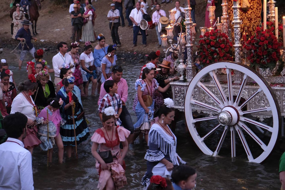 La Hermandad del Rocío de Aznalcázar cruza el Quema a la luz de las antorchas