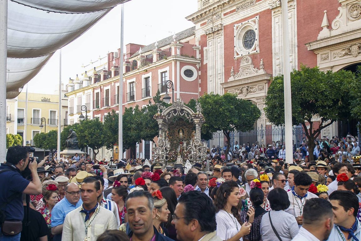 En imágenes, la salida de la hermandad del Rocío de Sevilla