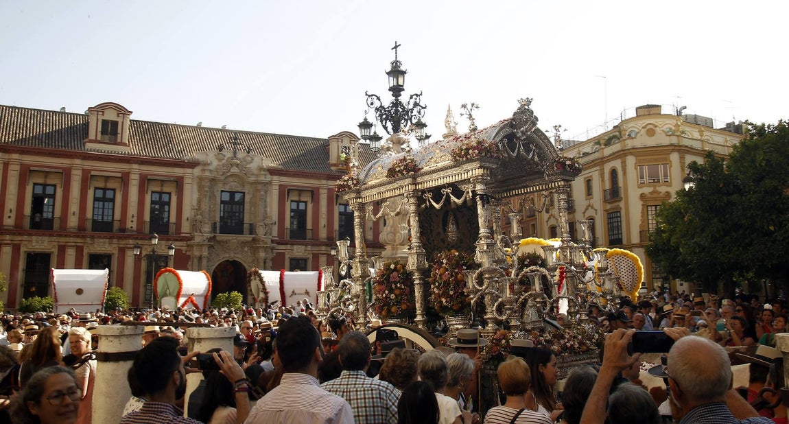 En imágenes, la salida de la hermandad del Rocío de Sevilla