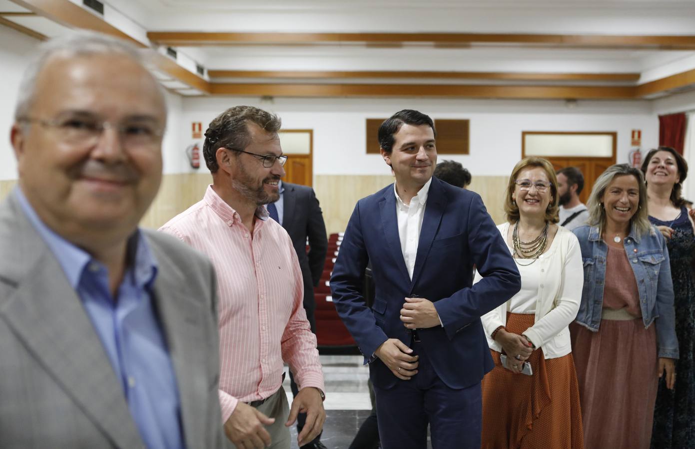 El primer día de trabajo del nuevo alcalde de Córdoba, en imágenes