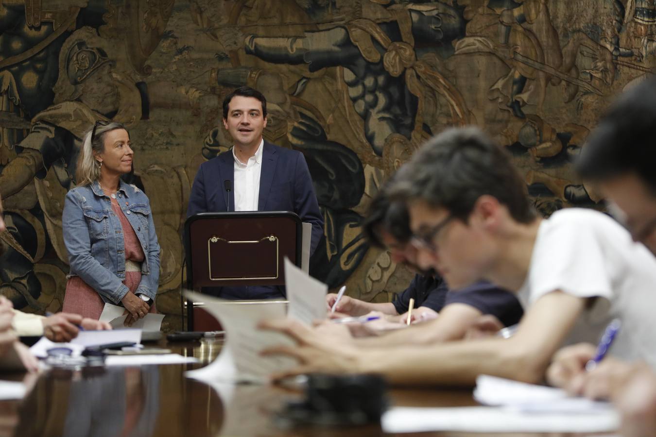 El primer día de trabajo del nuevo alcalde de Córdoba, en imágenes