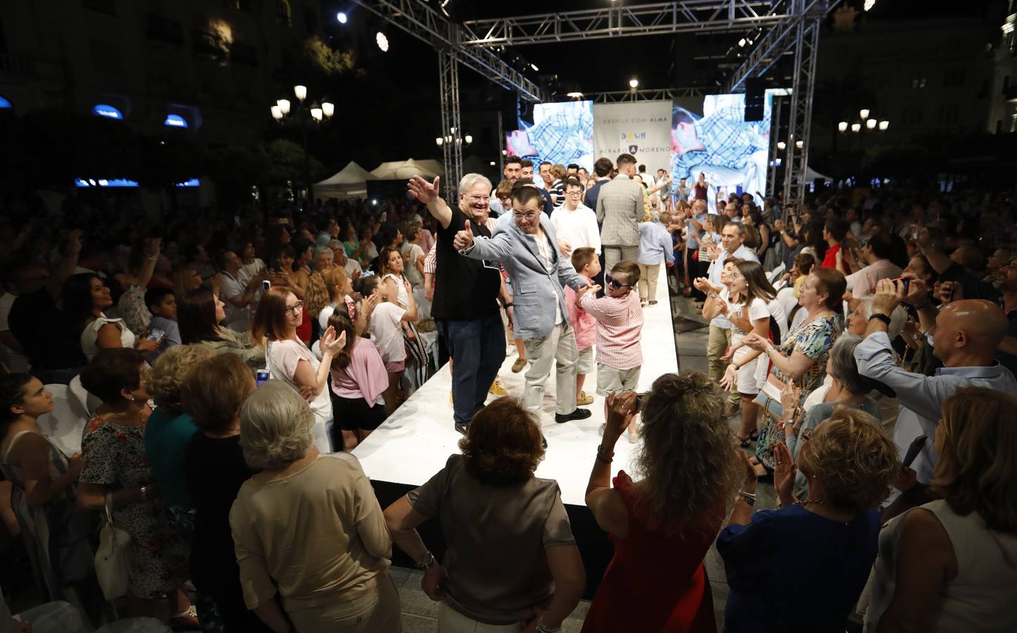 El desfile de Álvaro Moreno con chicos Down de la «Shopping Night» de Córdoba, en imágenes