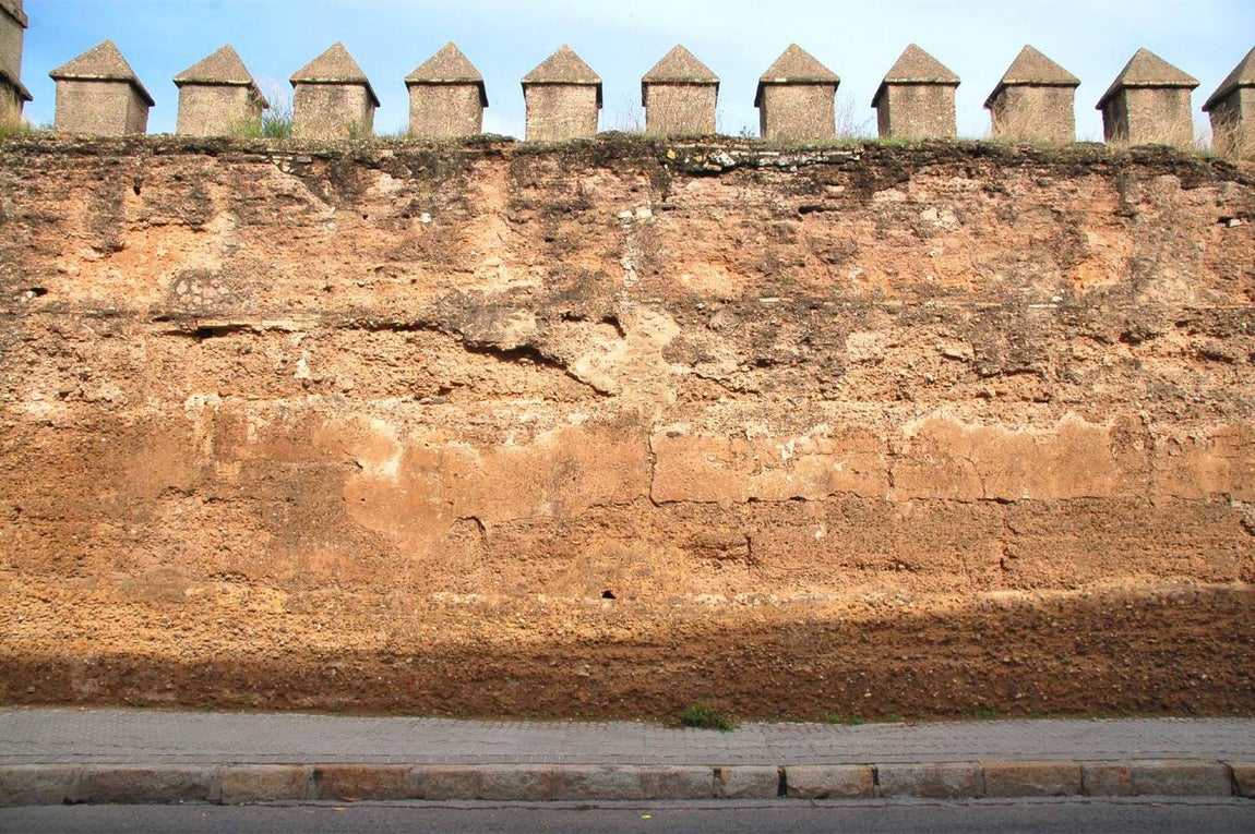 En imágenes, el proyecto de restauración de la muralla de la Macarena y su situación actual