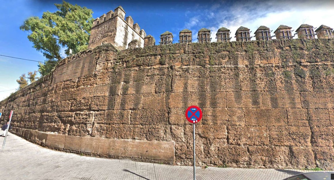 En imágenes, el proyecto de restauración de la muralla de la Macarena y su situación actual