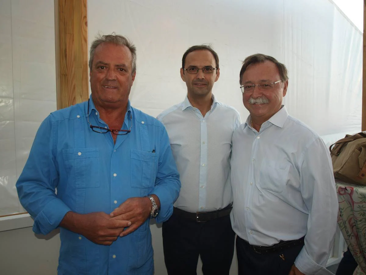 El presidente de la Real Sociedad de Carreras, Rafael Hidalgo, el alcalde de Sanlúcar de Barrameda, Víctor Mora, y el presidente de Ceuta, Juan Jesús Vivas