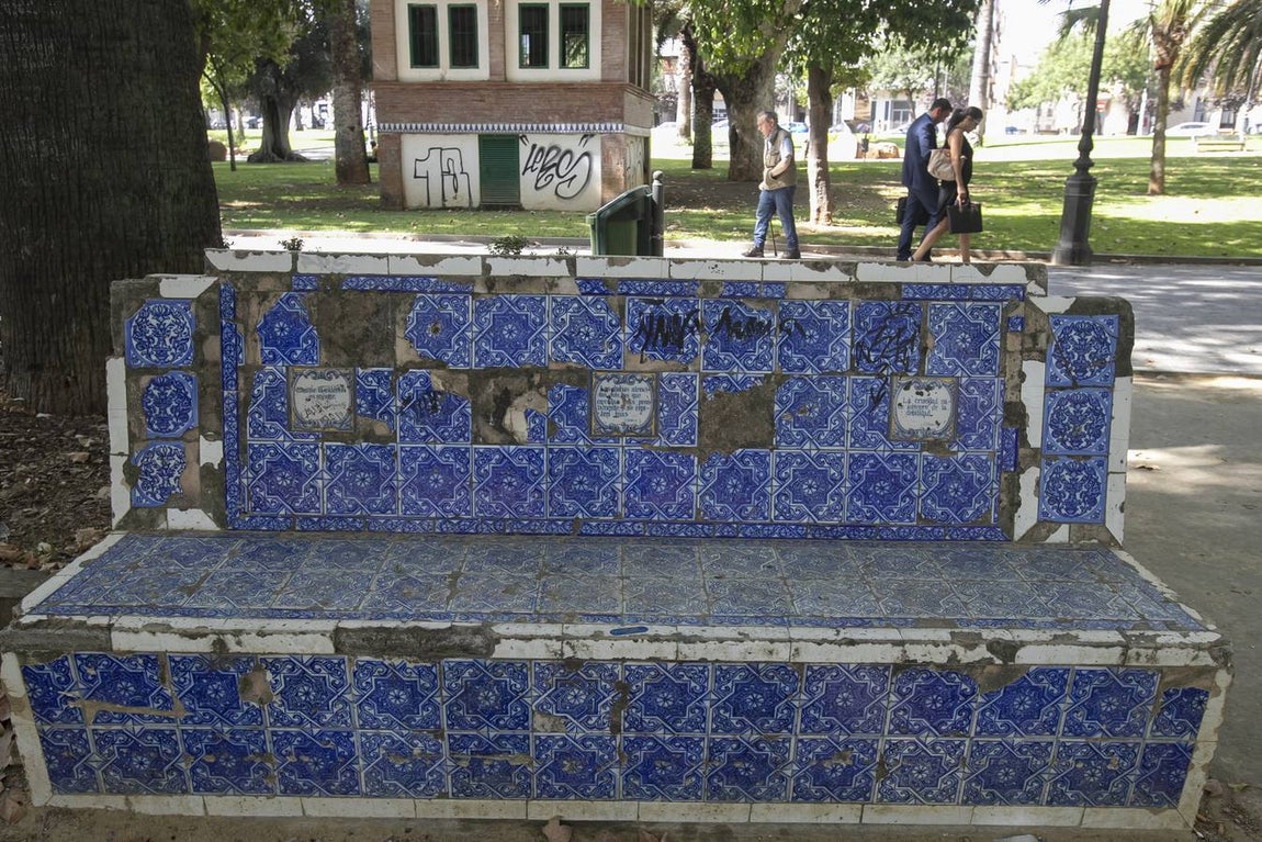En imágenes, el deterioro de los azulejos de los Jardines de la Agricultura de Córdoba