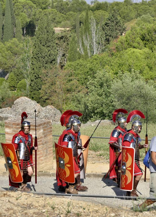 En imágenes, desfile de legionarios por el II Día de la Romanidad en Itálica