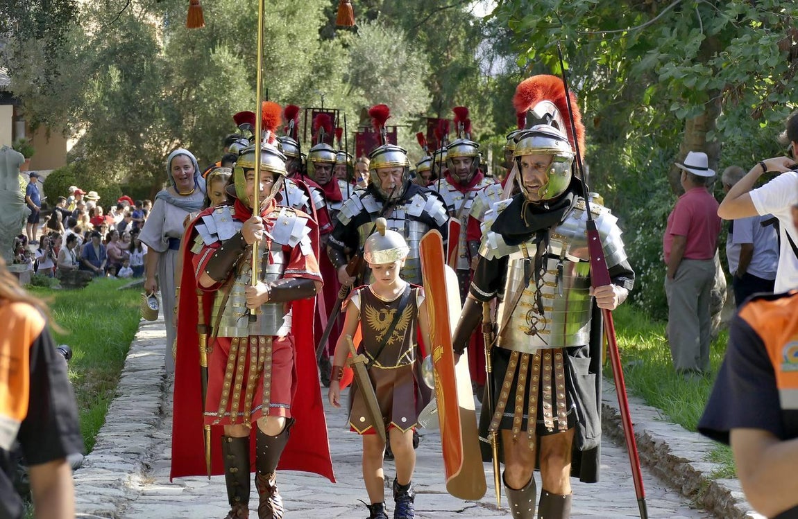 En imágenes, desfile de legionarios por el II Día de la Romanidad en Itálica