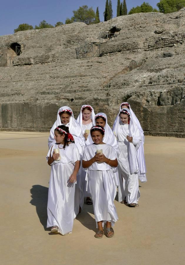 En imágenes, desfile de legionarios por el II Día de la Romanidad en Itálica