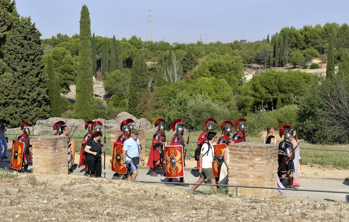 En imágenes, desfile de legionarios por el II Día de la Romanidad en Itálica
