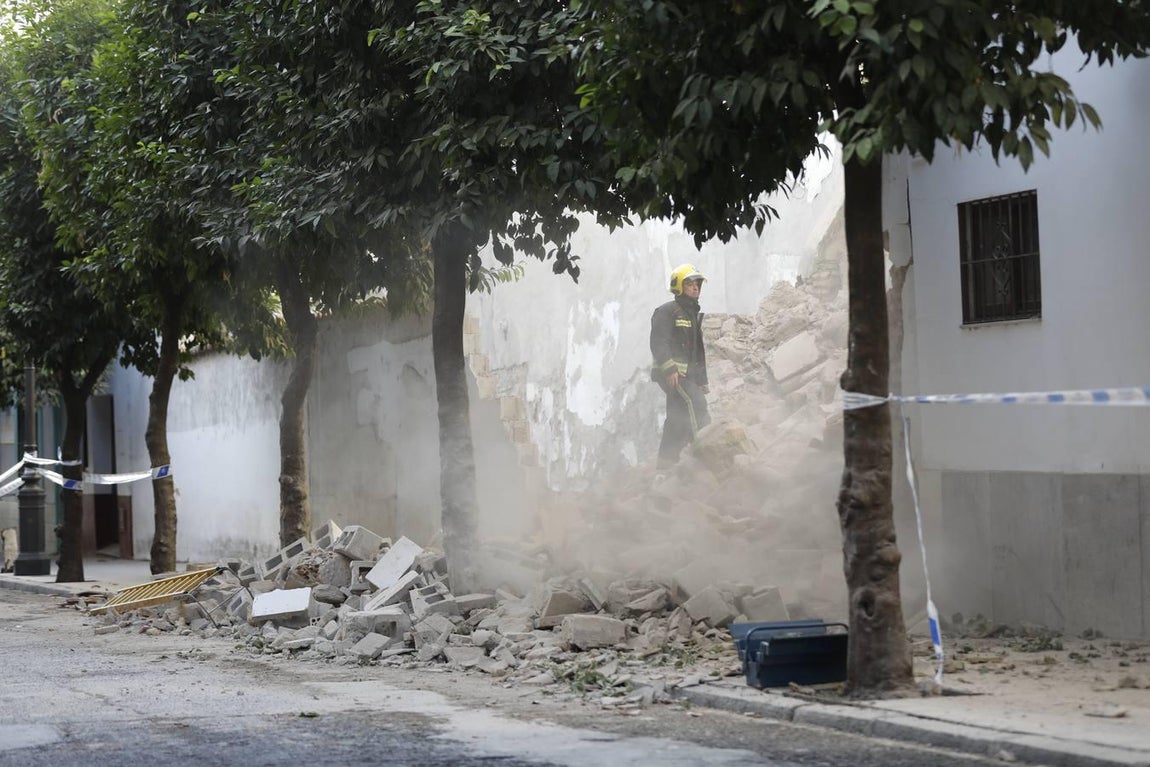 El derrumbe de un muro en la calle San Fernando de Córdoba, en imágenes