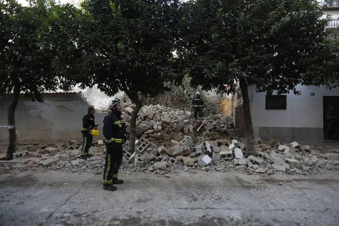 El derrumbe de un muro en la calle San Fernando de Córdoba, en imágenes