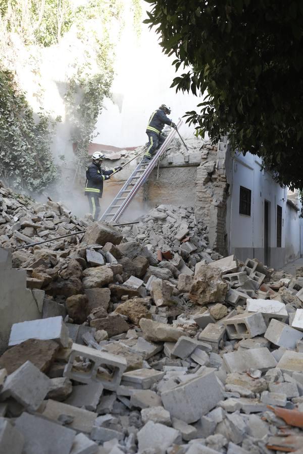 El derrumbe de un muro en la calle San Fernando de Córdoba, en imágenes