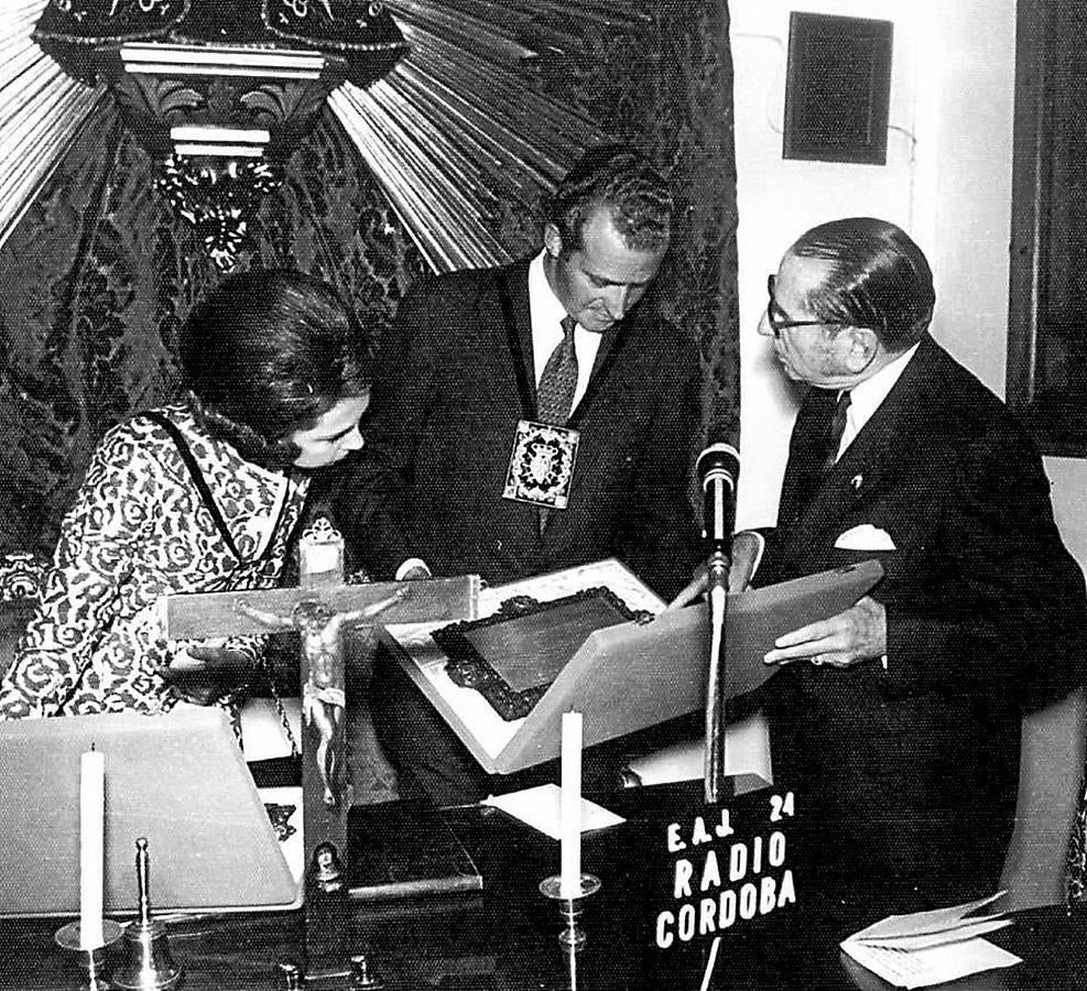 Don Juan Carlos y Doña Sofía, entonces Príncipes de España, visitan la hermandad de los Dolores y a la Virgen en 1964