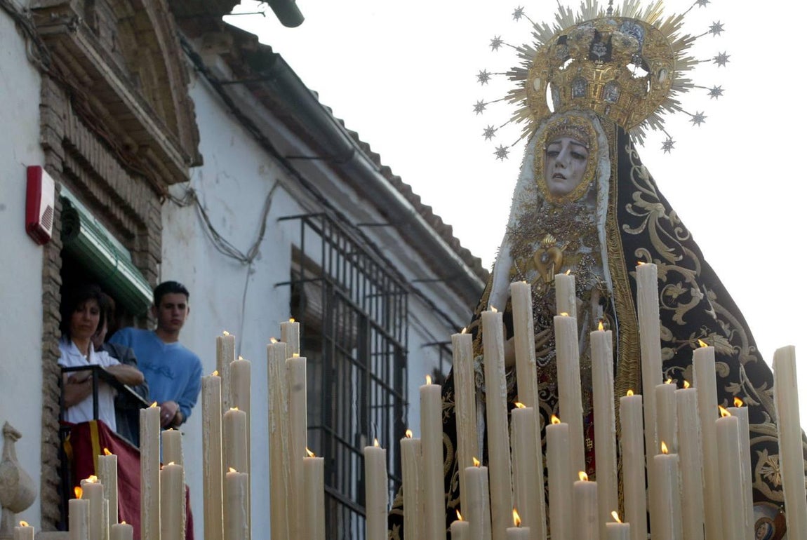 Primer plano de la Virgen en la calle