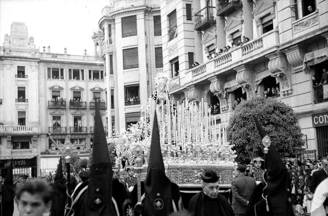 La Virgen, en Las Tendillas en la década de 1940, en una foto de Ricardo que pertenece a la Fundación Cajasur
