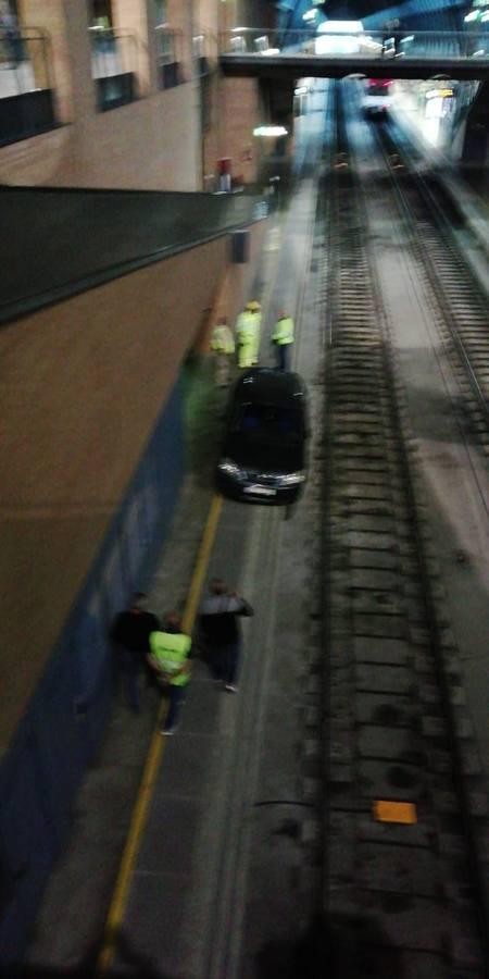 Un conductor circula por error por una vía hasta Santa Justa