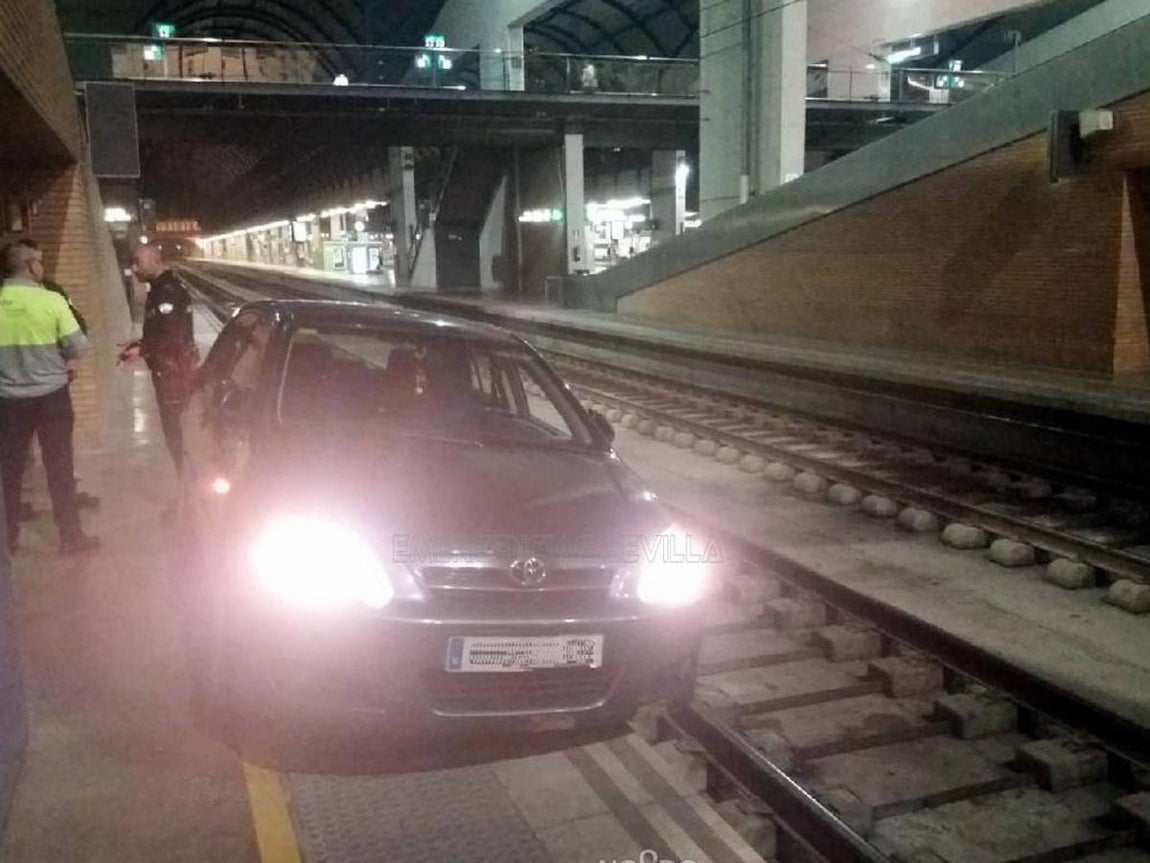 Un conductor circula por error por una vía hasta Santa Justa